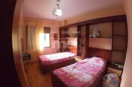  mbi qendren kristal jepet me qira apartament 2+1, Alquiler