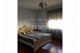 Shitet apartament 3+1 afer Stadiumit Dinamo, Eladás