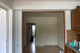 Jepet me qera apartament 3+1 buzë rruge kryesore !, Location