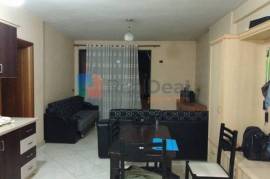 Tek 21 Dhjetori, shitet apartament 1+1 ne pallat , Πώληση