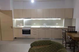 Jepet me qira apartament 1+1, Kinostudio, Ενοικίαση