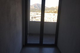 Jepet me qira apartament 1+1, Kinostudio, Ενοικίαση