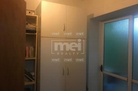 Shitet apartament 2+1 tek Medreseja, i mobiluar., Venta