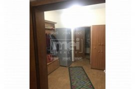 Shitet apartament 2+1 tek Medreseja, i mobiluar., Venta