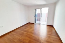 Ne Brryl (Rr.Kryesore) Shitet Apt 2+1+3bllk, Vente