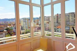 Jepet me qira një super apartament , Location