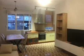 Jepet me Qera Apartament 1+1 rruga kavajes, Qera