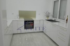 Tek Liqeni I thate , jepet me qera apartament 2+1, Location