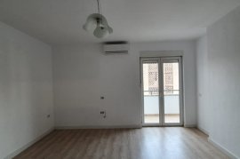 Shitet Apartament 1+1+ Garazh ne Qender., Πώληση